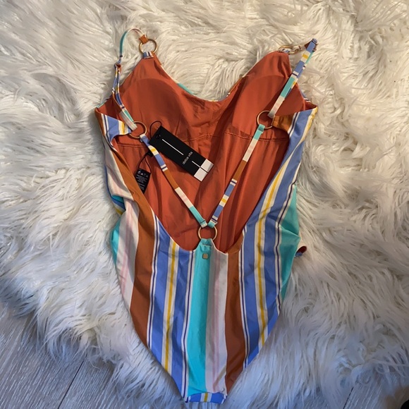 Beautiful one piece - Picture 4 of 4